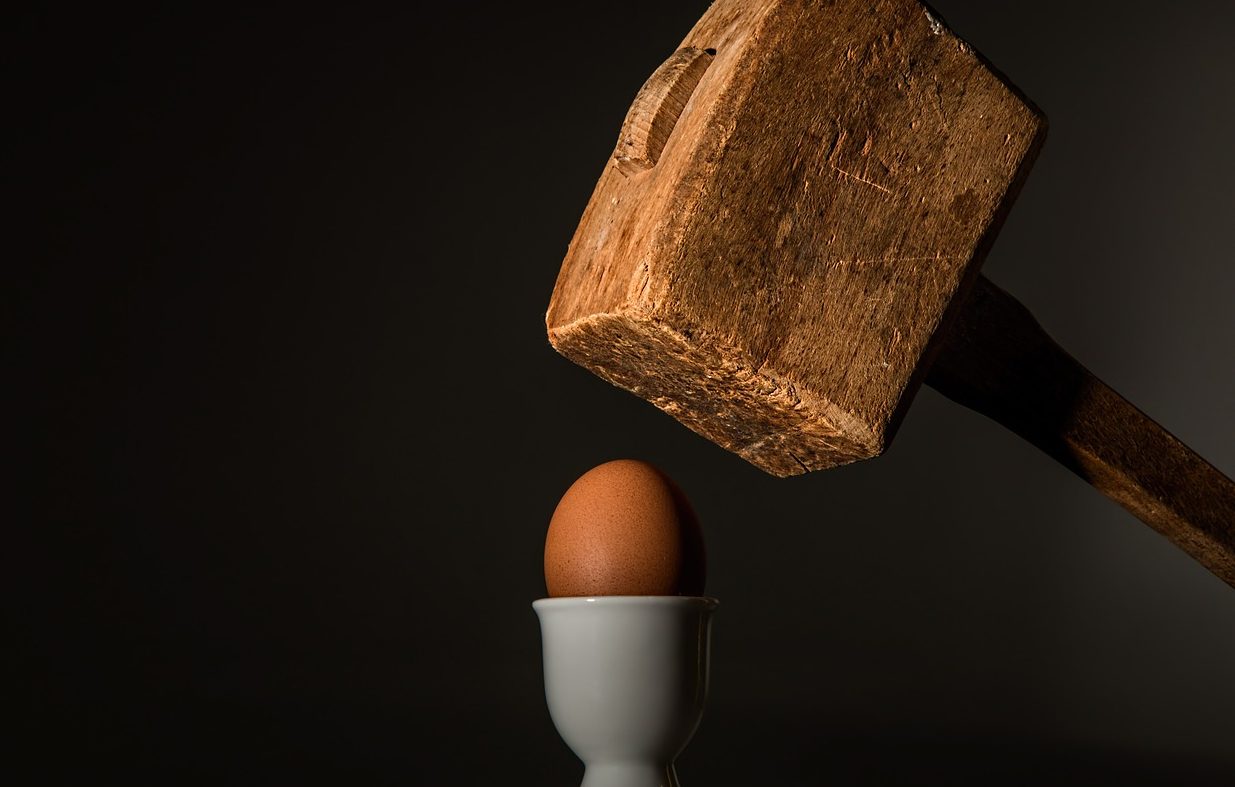 Maza de madera a punto de romper un huevo